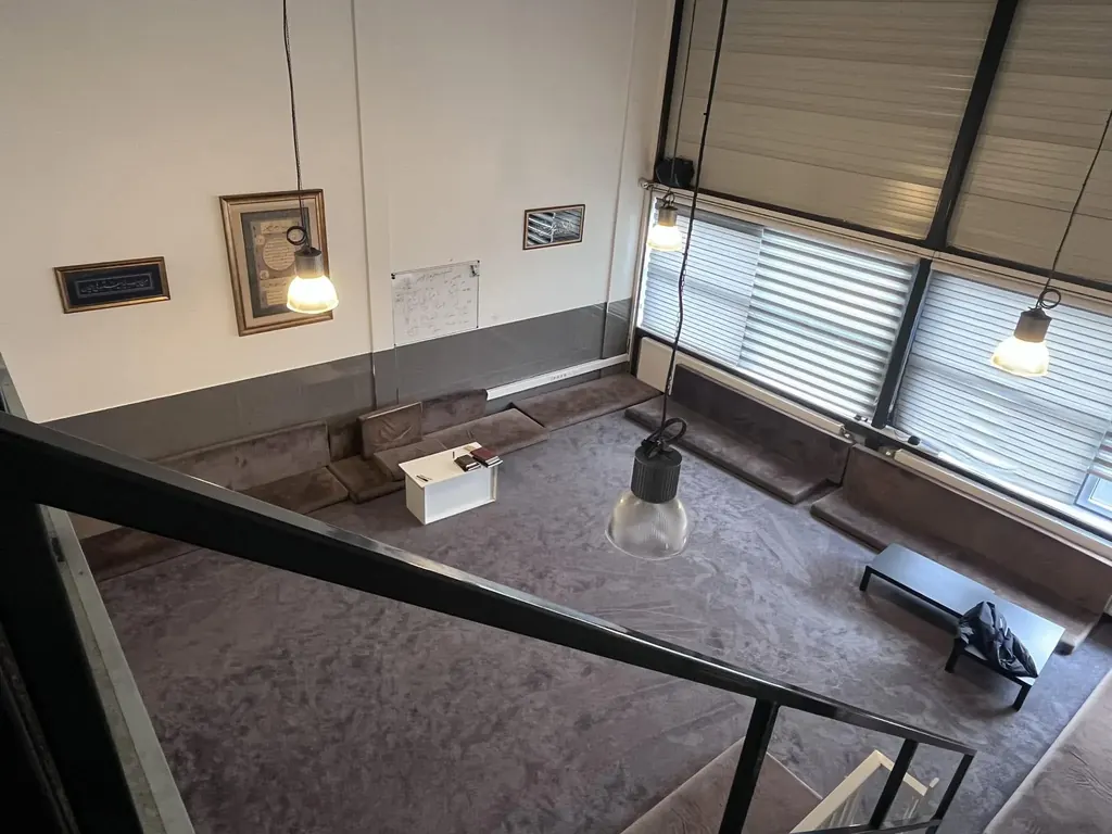 Studieruimte van het instituut met kalligrafie aan de wand