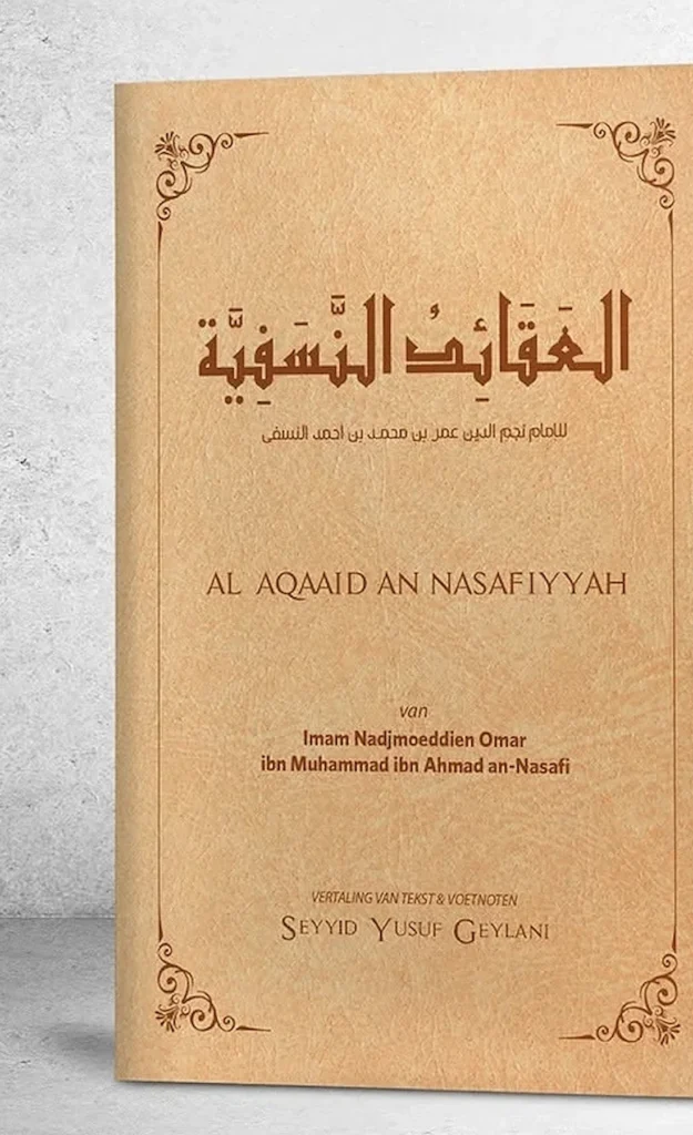 Omslag van het boek Al Aqaid An Nasafiyyah met Arabische kalligrafie op okerkleurig papier