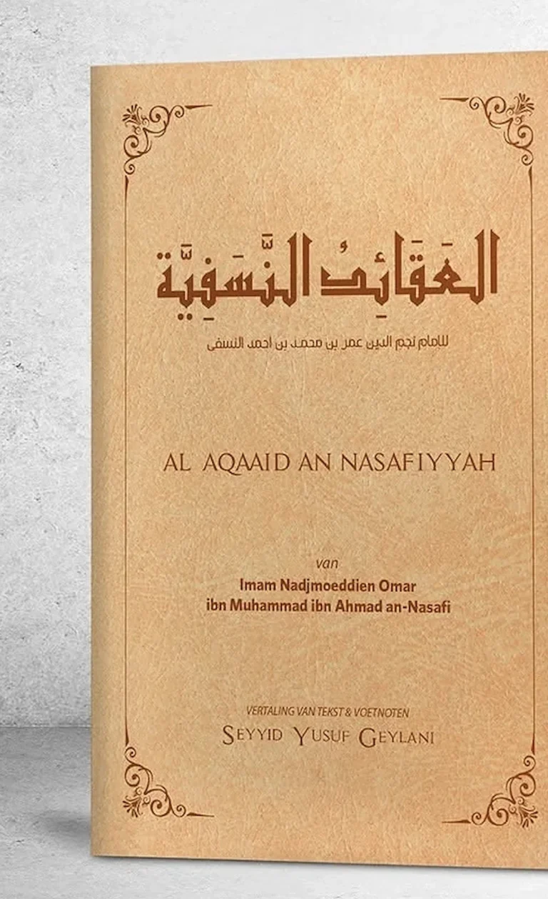 Omslag van het boek Al Aqaid An Nasafiyyah met Arabische kalligrafie op okerkleurig papier