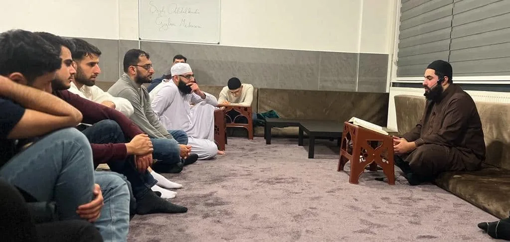 Studenten volgen een les in de madrasa van het Geylani Instituut